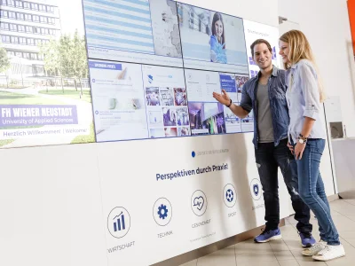 Studierende vor der Social Wall am Campus 1 der FH Wiener Neustadt